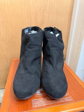 Fioni Womens Black Faux Suede Ankle Boots with Side Zipper. Size: US 11W